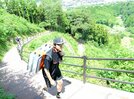 機材を運ぶ安来高校バスケットボール部員＝安来市広瀬町富田、月山富田城跡