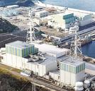 中国電力島根原発２号機（左）＝松江市鹿島町片句