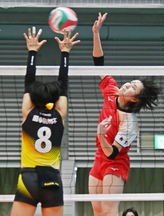 【女子１回戦・岩美－国学院栃木】第１セット、岩美の福島和花（右）がアタックを決め１４－１５とする＝東京体育館