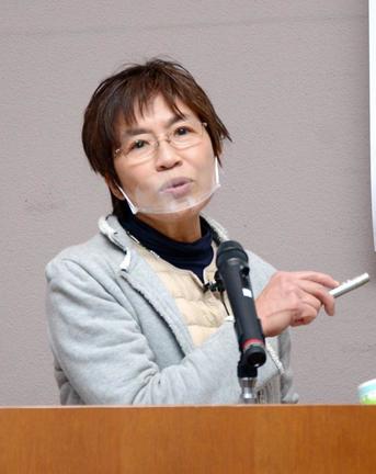 古里・安来市での講演で、子ども食堂を開いた経緯を紹介する近藤博子さん＝２０２１年１１月２１日