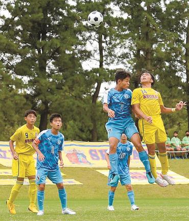 【サッカー男子２回戦・立正大淞南─徳島市立】ボールを競り合う立正大淞南のＦＷ加藤緒（右）＝テクノポート福井総合公園芝生広場