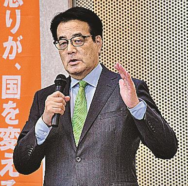 時局講演会で、自民党の裏金問題への批判や衆院島根１区補選に向けた意気込みを語る岡田克也幹事長＝松江市殿町、サンラポーむらくも