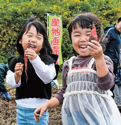サツマイモを手に喜ぶ子どもたち＝安来市古川町