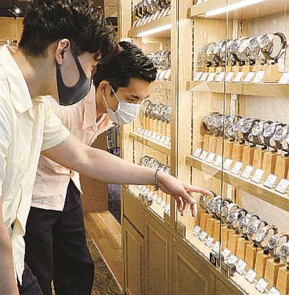 腕時計を品定めする来店客＝東京都中野区の「ジャックロード」
