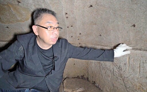 森田喜久男教授が神門横穴墓群の内部をリポートする動画の一場面