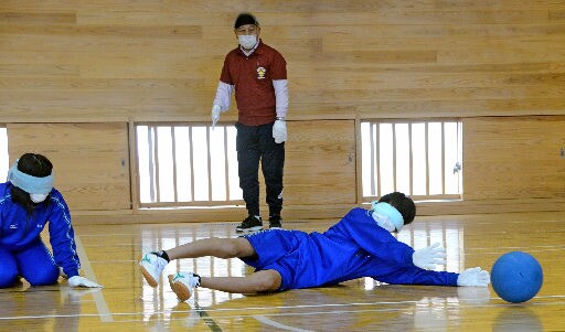 ボールに飛びつく生徒＝出雲市神西沖町、出雲養護学校