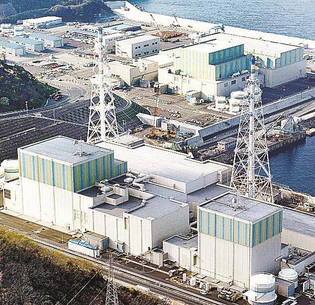 中国電力島根原発２号機（左）＝松江市鹿島町片句
