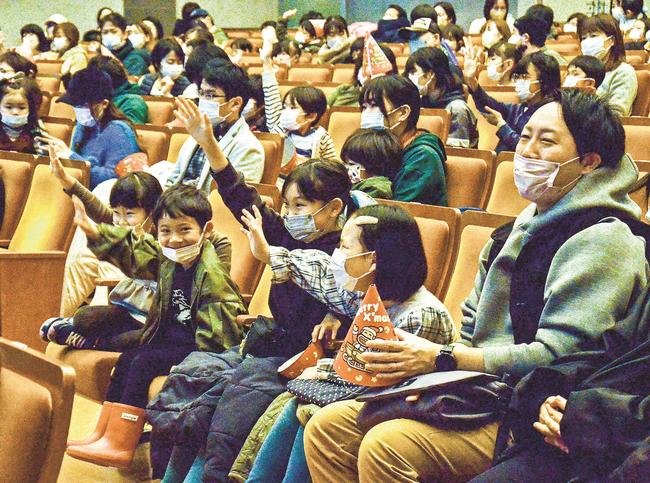牛や牛乳について学ぶクイズに答える子どもたち=米子市角盤町2丁目、市公会堂