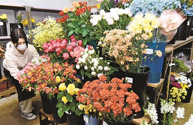 生花店に並ぶ色とりどりの切り花＝松江市内