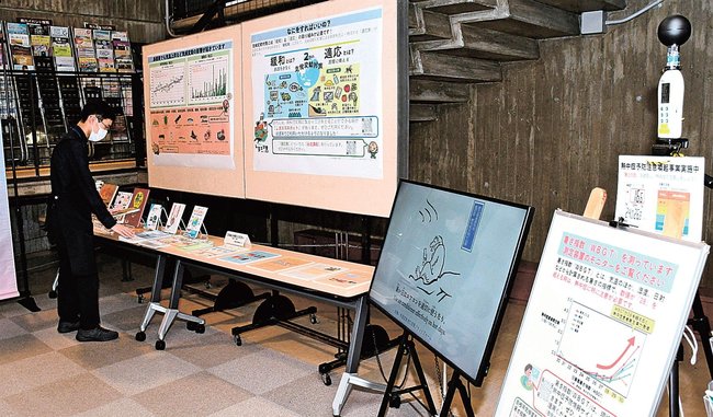 温暖化や暑さ対策に関する書籍や資料が並ぶ展示コーナー＝松江市内中原町、島根県立図書館