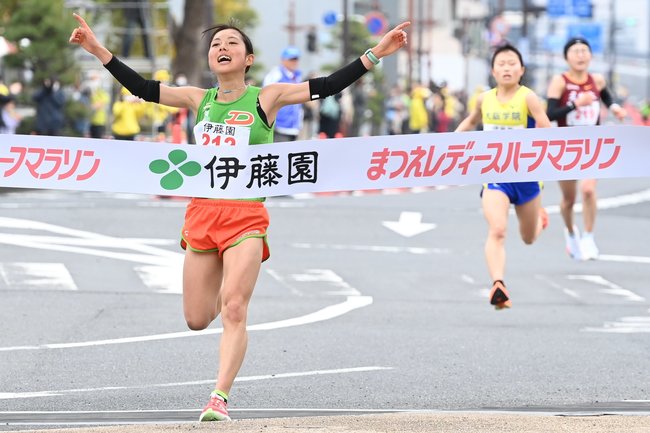 優勝のゴールテープを切る大東文化大の野田真理耶（左）＝松江城大手前