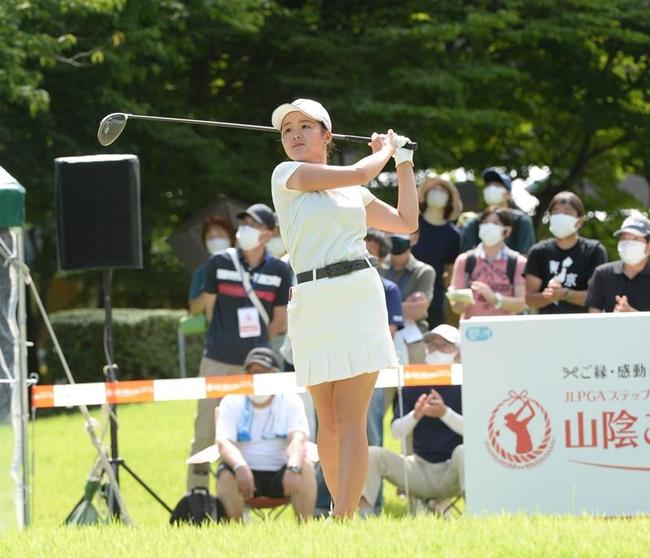 決勝ラウンドを６６で回り、通算１２アンダーで優勝した川崎春花＝大山平原ゴルフクラブ