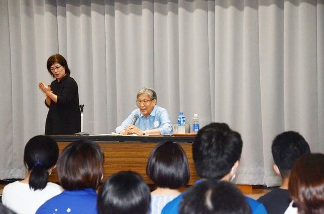 講演で闘争の歴史を語る太田明さん＝７日、益田市須子町の人権センター