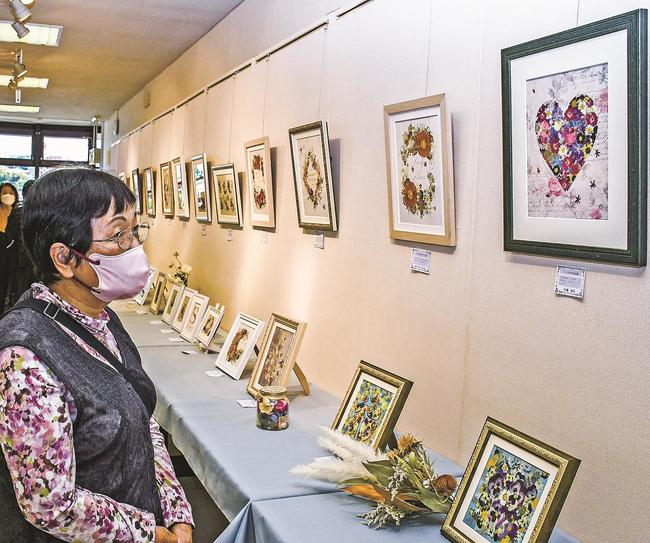 押し花を使った作品を見る来場者＝松江市東朝日町、中国電力ふれあいホール