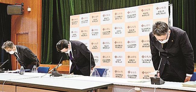 課税誤りを謝罪する家本賢事務局長（中央）＝松江市殿町、島根県庁