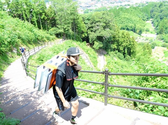 機材を運ぶ安来高校バスケットボール部員＝安来市広瀬町富田、月山富田城跡