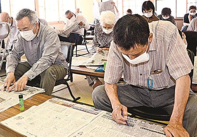 「朝１０分で世の中をつかむ新聞の読み方」を実践する会員＝松江市国屋町、新国屋集会所