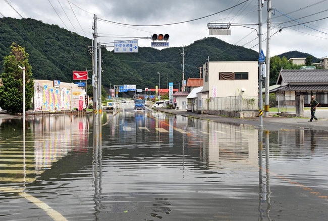 冠水した国道261号=15日午前10時32分、島根県川本町因原