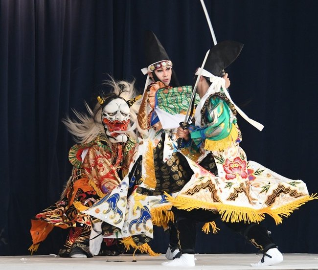 「土蜘蛛」を披露する矢上高校の神楽愛好会＝広島県安芸高田市美土里町、神楽門前湯治村神楽ドーム