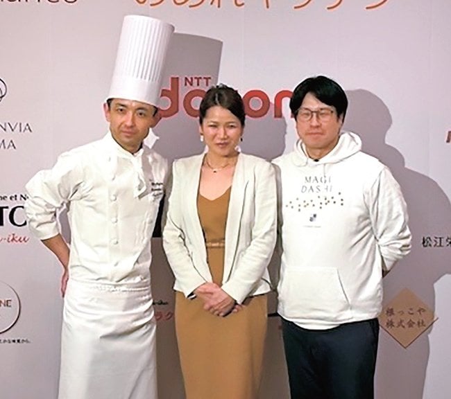 記念撮影する上田まり子社長(中央)ら=東京都千代田区、帝国ホテル