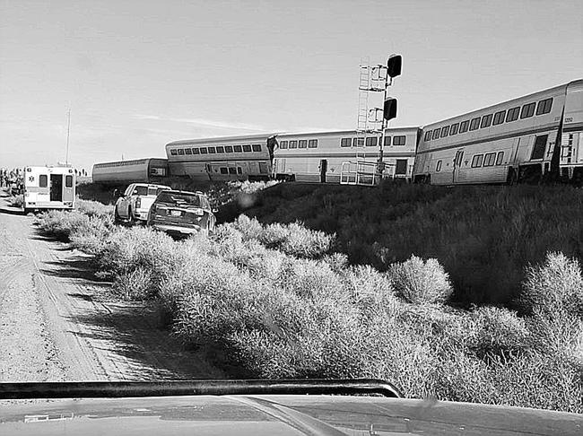 ２５日、米西部モンタナ州の列車事故現場に止まった救急車（Ｋｉｍｂｅｒｌｙ　Ｆｏｓｓｅｎ提供・ＡＰ＝共同）