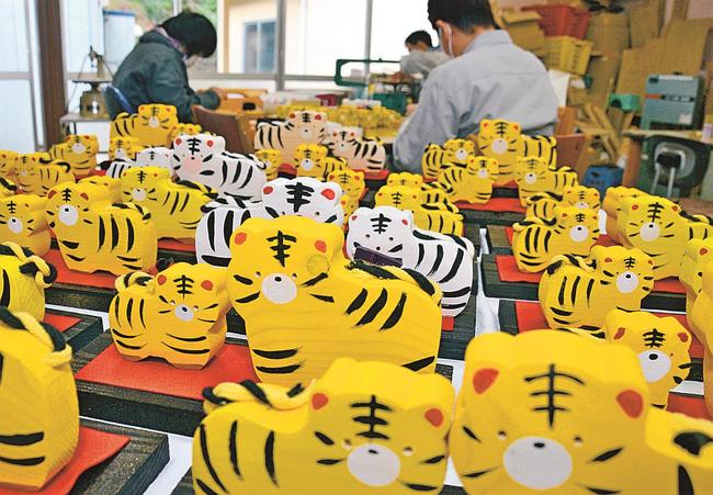 作業場に並べられた寅の置物＝松江市島根町大芦、山陰家庭学院通所はばたき