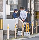 現場付近を捜査する警察官＝１１日午後