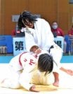 第５２回全国中学校柔道大会で、相手の選手に技をかける永田理穏さん（上）＝群馬県、ＡＬＳＯＫぐんまアリーナ