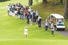 １位の川崎春花のプレーを見逃すまいと一緒に移動する観客