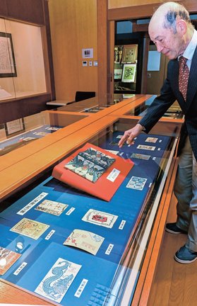 個性豊かな年賀状作品を紹介する中尾慶治郎副館長＝鳥取県南部町下中谷、祐生出会いの館