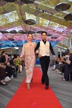 着物をリメークした衣装をまといランウェイを歩くモデルら＝松江市殿町、カラコロ工房