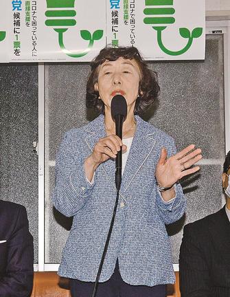 指示者を前に敗戦の弁を述べる吉儀敬子氏＝１８日午後１０時３０分、松江市袖師町の共産党県委員会