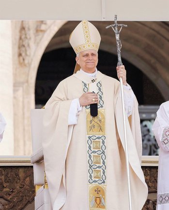 ?日、バチカンのサンピエトロ広場で就任ミサを行う新ローマ教皇レオ?世（中央）（ゲッティ＝共同）