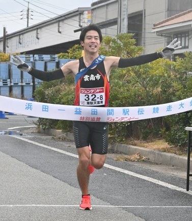 3位でゴールテープを切る韋駄天雲南の久我浩正=浜田市原井町、浜田お魚市場前