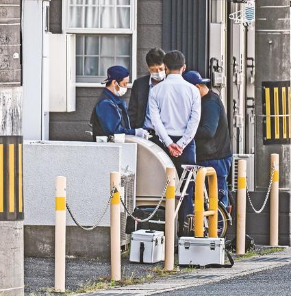 現場付近を捜査する警察官＝１１日午後