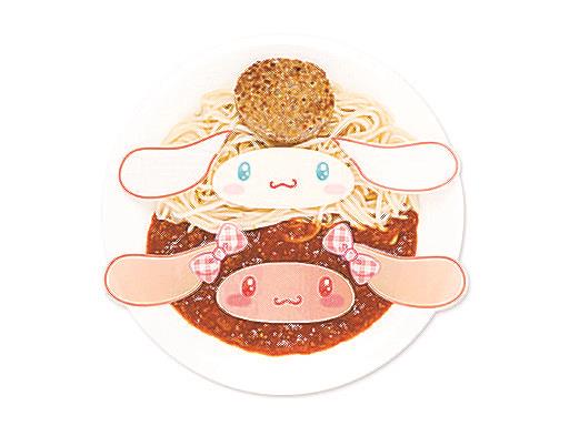 シナモンとモカのなつかし給食～ソフト麺＆ミートソース～　（ｃ）２０２２　ＳＡＮＲＩＯ　ＣＯ．，ＬＴＤ．ＴＯＫＹＯ，ＪＡＰＡＮ　著作　株式会社サンリオ