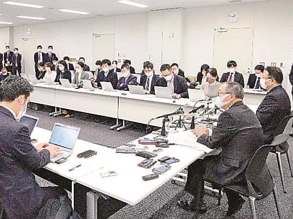 ２０２３年度の与党税制改正大綱を決定し、記者会見する自民党の宮沢税調会長（右手前）と公明党の西田税調会長（同奥）＝１６日午後、国会