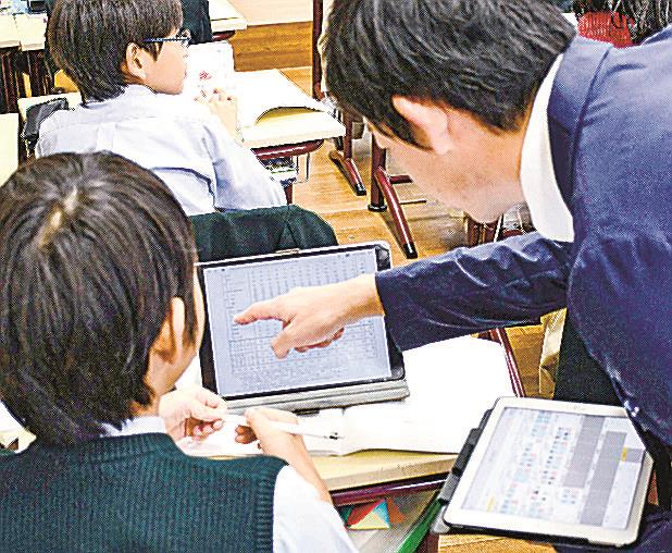 タブレット端末を活用した小学校の授業風景。教員の多忙化が課題となっている（資料）