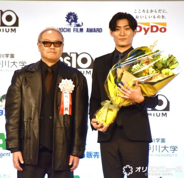 新人賞を受賞した松谷鷹也（右）、秋山純氏（左） （C）ORICON NewS inc.