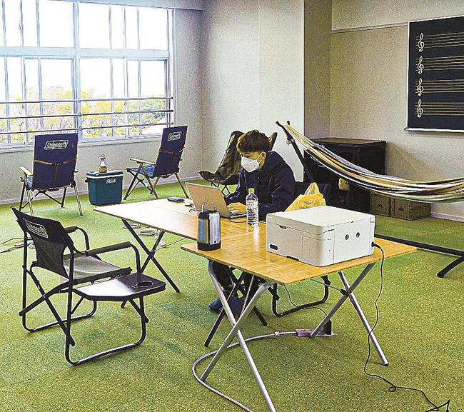 海が見えるサテライトオフィスで勤務する八興システムズの社員＝出雲市大社町日御碕、日御碕サテライトオフィス