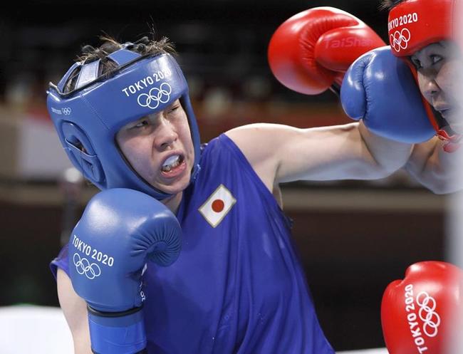 女子フェザー級決勝の３回、フィリピン選手（右）を攻める入江聖奈。判定で破りボクシング日本女子で初の金メダルを獲得した＝両国国技館