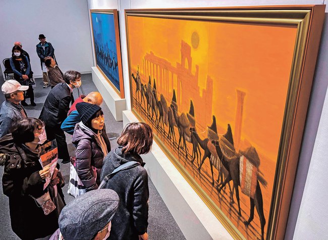 パルミラ遺跡を題材にした平山郁夫さんの作品を鑑賞する来場者＝松江市袖師町、島根県立美術館