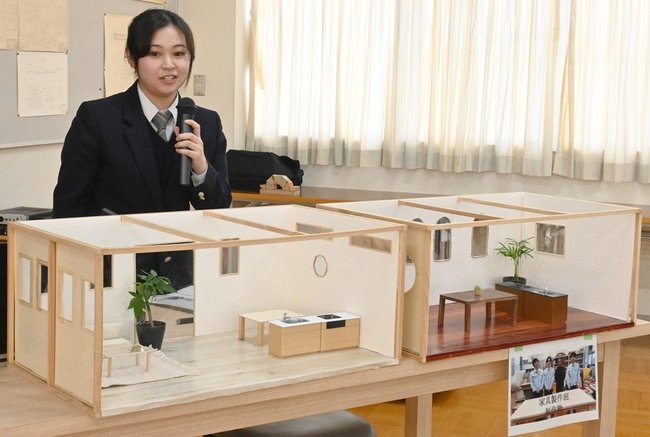 課題研究で制作した作品を発表する生徒＝松江市古志原４丁目、松江工業高校