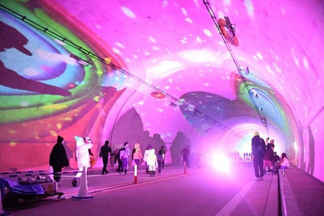 湖陵・多伎道路の姉谷上ゲトンネル内を彩ったプロジェクションマッピング＝出雲市内