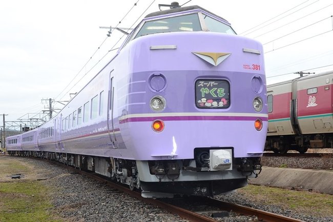 スーパーやくも色に塗装された３８１系車両＝出雲市東神西町、後藤総合車両所出雲支所