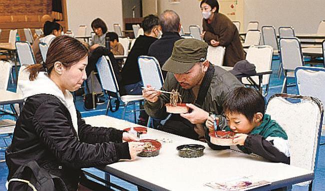 新そばを堪能する来場者＝出雲市西新町２丁目、朱鷺会館