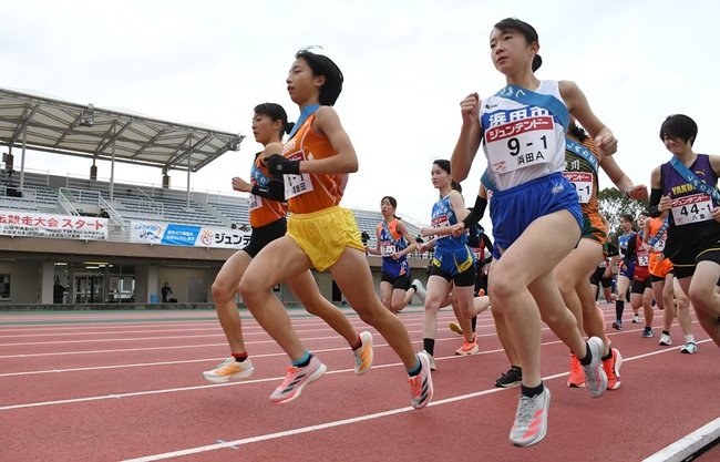スタートを切る１区の選手＝益田市乙吉町、益田陸上競技場