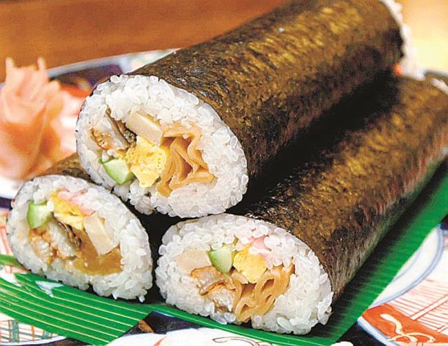 節分に食べる恵方巻き。専門家は人の汚れた手を介したノロウイルスの感染リスクを指摘する（資料）