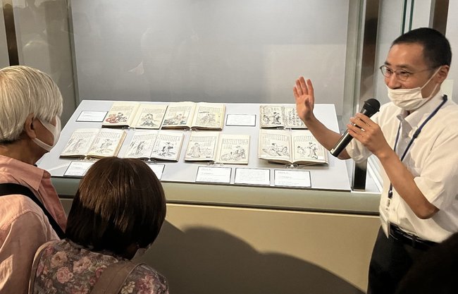 北斎コレクション展でギャラリートークを聞く来場者=松江市袖師町、島根県立美術館