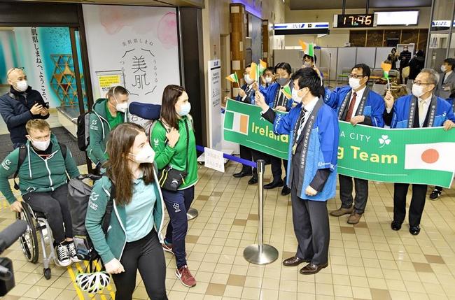 益田市の山本浩章市長らの出迎えを受けるアイルランドのパラリンピック自転車競技選手団＝２１日、萩・石見空港